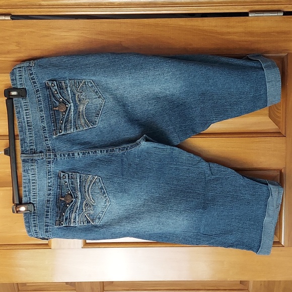 โข Wallflower Stretchy Distressed Cropped Capri Jeans, Medium Blue Wash. Size 20 - Picture 3 of 10
